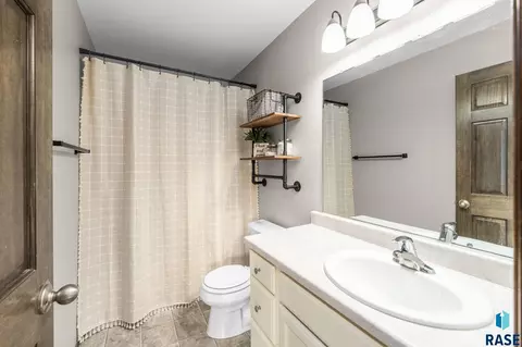 Bath - 4024 S Sparta Ave, Sioux Falls, SD 57110 photo 2 of 4