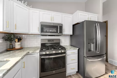 Kitchen - 4024 S Sparta Ave, Sioux Falls, SD 57110 photo 3 of 4