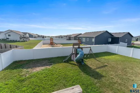 Exterior - 4024 S Sparta Ave, Sioux Falls, SD 57110 photo 5 of 6