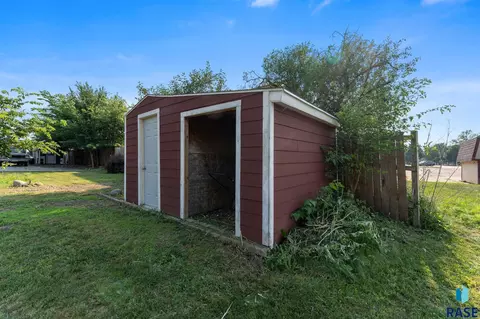 Exterior - 317 N Harth Ave, Madison, SD 57042 photo 9 of 12