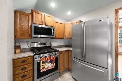 Kitchen - 317 N Harth Ave, Madison, SD 57042 photo 4 of 4
