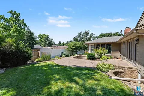 Exterior - 301 E 32nd St, Sioux Falls, SD 57105 photo 3 of 4