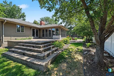 Exterior - 301 E 32nd St, Sioux Falls, SD 57105 photo 2 of 4
