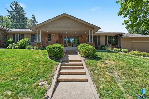 Exterior - 301 E 32nd St, Sioux Falls, SD 57105 photo 4 of 4