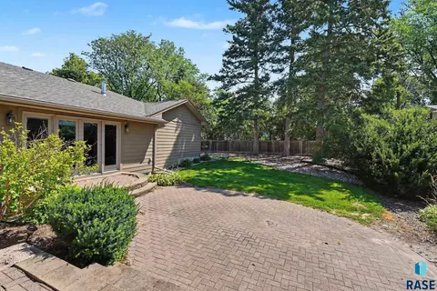Exterior - 301 E 32nd St, Sioux Falls, SD 57105 photo 1 of 4