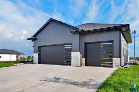 Exterior - 6509 E Fieldview St, Sioux Falls, SD 57110 photo 2 of 5
