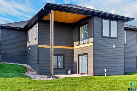 Exterior - 6509 E Fieldview St, Sioux Falls, SD 57110 photo 4 of 5