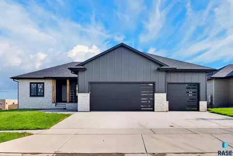 Exterior - 6509 E Fieldview St, Sioux Falls, SD 57110 photo 3 of 5
