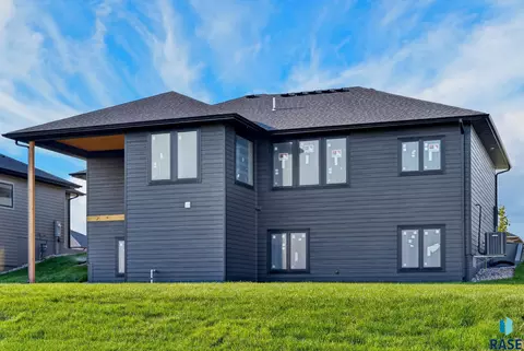 Exterior - 6509 E Fieldview St, Sioux Falls, SD 57110 photo 5 of 5