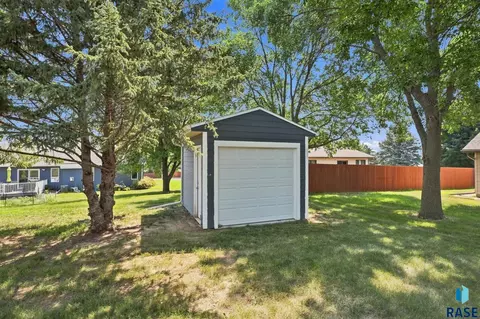 Exterior - 703 W 3rd St, Dell Rapids, SD 57022 photo 4 of 5