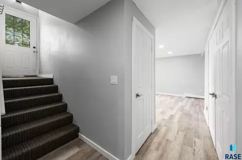Entry Way - 1500 E 1504 E 11th St, Sioux Falls, SD 57103 photo 1 of 3