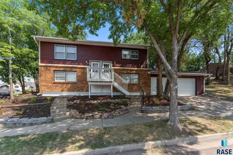 Exterior - 1500 E 1504 E 11th St, Sioux Falls, SD 57103 photo 2 of 5