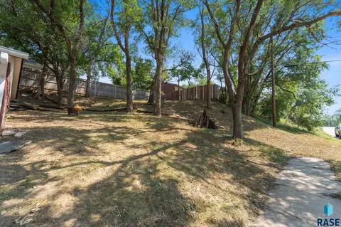 Exterior - 1500 E 1504 E 11th St, Sioux Falls, SD 57103 photo 3 of 5