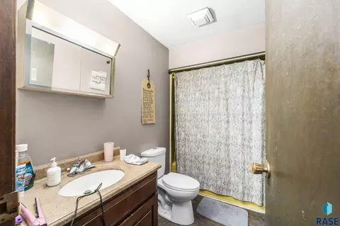 Bath - 1500 E 1504 E 11th St, Sioux Falls, SD 57103 photo 1 of 1