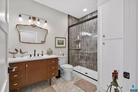 Bath - 5504 SE Morningside Cir, Sioux Falls, SD 57110 photo 5 of 8