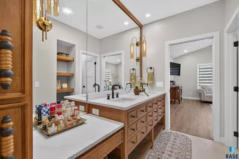 Bath - 5504 SE Morningside Cir, Sioux Falls, SD 57110 photo 2 of 8