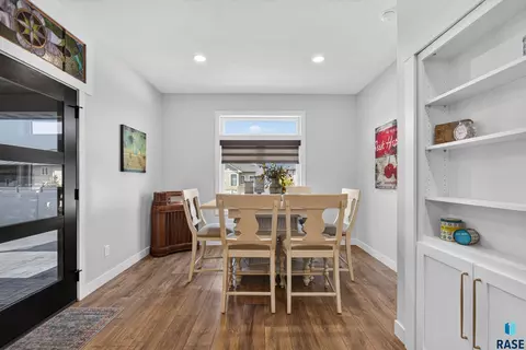 Dining - 5504 SE Morningside Cir, Sioux Falls, SD 57110 photo 3 of 3