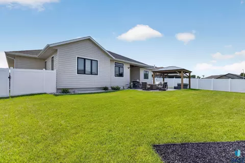 Exterior - 5504 SE Morningside Cir, Sioux Falls, SD 57110 photo 7 of 8