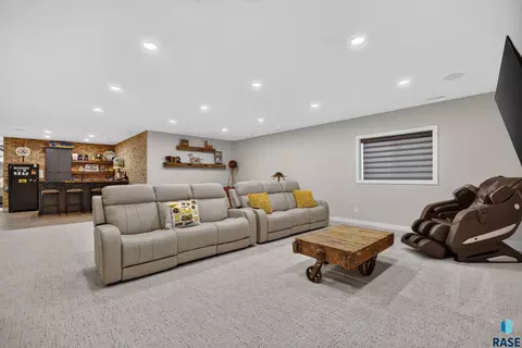 Living - 5504 SE Morningside Cir, Sioux Falls, SD 57110 photo 4 of 5