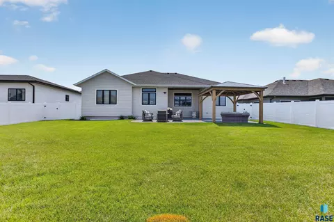 Exterior - 5504 SE Morningside Cir, Sioux Falls, SD 57110 photo 6 of 8