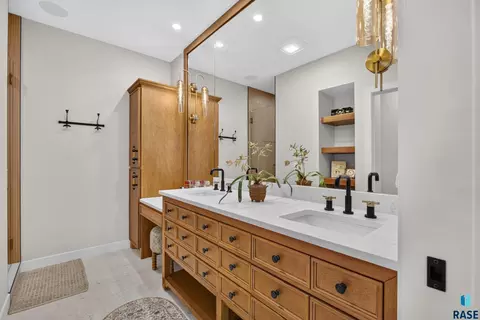 Bath - 5504 SE Morningside Cir, Sioux Falls, SD 57110 photo 1 of 8