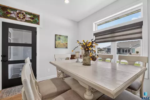 Dining - 5504 SE Morningside Cir, Sioux Falls, SD 57110 photo 2 of 3