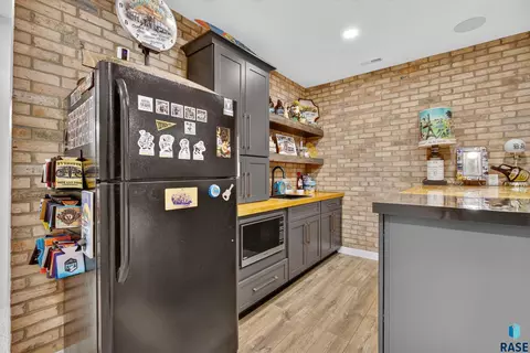 Kitchen - 5504 SE Morningside Cir, Sioux Falls, SD 57110 photo 7 of 8