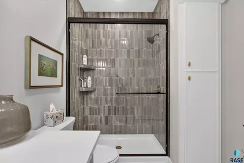 Bath - 5504 SE Morningside Cir, Sioux Falls, SD 57110 photo 6 of 8