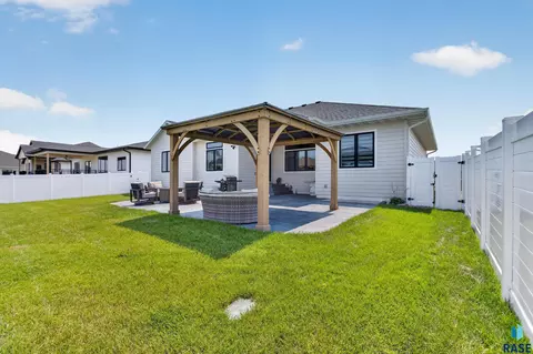 Exterior - 5504 SE Morningside Cir, Sioux Falls, SD 57110 photo 5 of 8