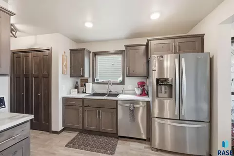 Kitchen - 3810 E Bison Trl, Sioux Falls, SD 57108 photo 3 of 4