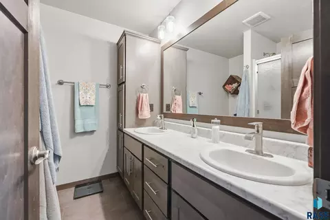 Bath - 3810 E Bison Trl, Sioux Falls, SD 57108 photo 1 of 3
