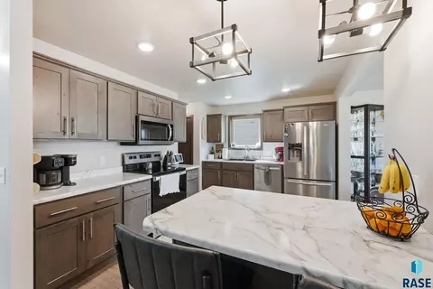 Kitchen - 3810 E Bison Trl, Sioux Falls, SD 57108 photo 2 of 4