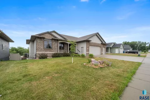 Exterior - 3408 E Broken Arrow St, Sioux Falls, SD 57103 photo 5 of 11