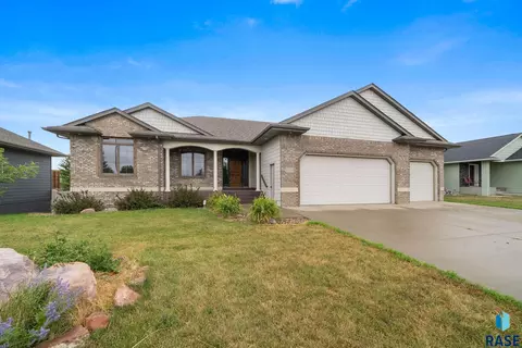 Exterior - 3408 E Broken Arrow St, Sioux Falls, SD 57103 photo 4 of 11