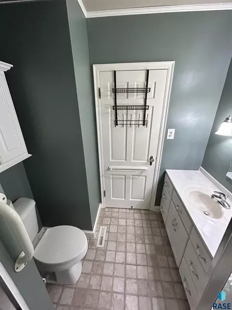 Bath - 1202 Pine St, Yankton, SD 57078 photo 2 of 2
