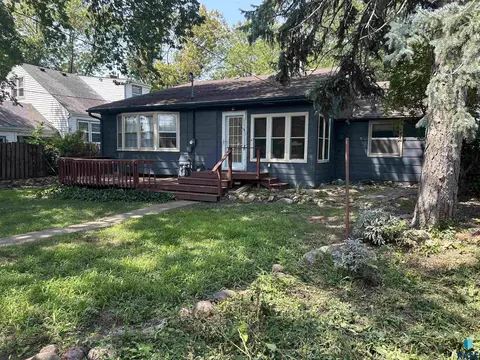 Exterior - 1202 Pine St, Yankton, SD 57078 photo 5 of 6