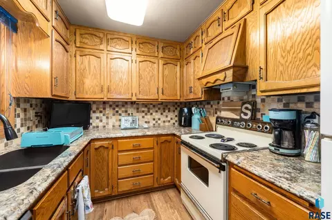 Kitchen - 4005 E 7th St, Sioux Falls, SD 57103 photo 2 of 2