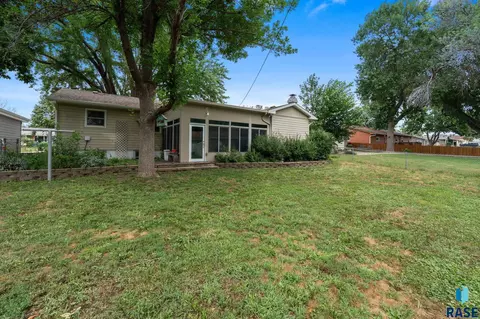Exterior - 4005 E 7th St, Sioux Falls, SD 57103 photo 3 of 4