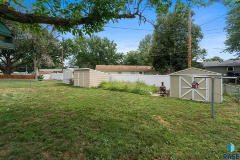Exterior - 4005 E 7th St, Sioux Falls, SD 57103 photo 4 of 4