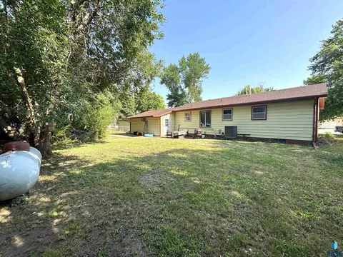 Exterior - 321 E 8th St, Miller, SD 57362 photo 5 of 13