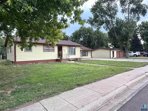 Exterior - 321 E 8th St, Miller, SD 57362 photo 11 of 13