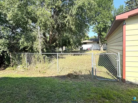 Exterior - 321 E 8th St, Miller, SD 57362 photo 3 of 13