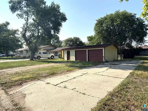Exterior - 321 E 8th St, Miller, SD 57362 photo 13 of 13