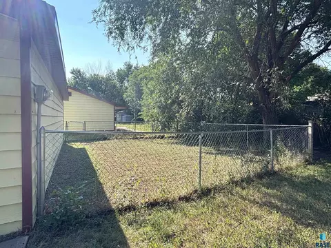 Exterior - 321 E 8th St, Miller, SD 57362 photo 12 of 13