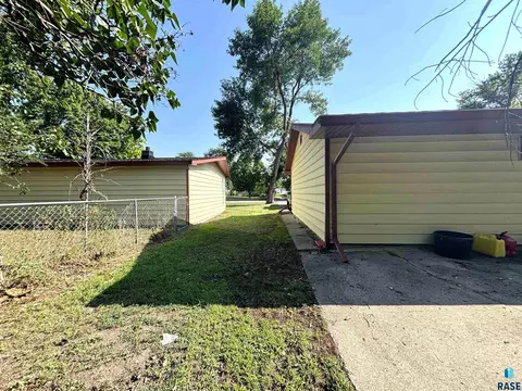 Exterior - 321 E 8th St, Miller, SD 57362 photo 2 of 13