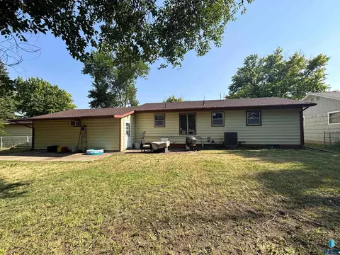 Exterior - 321 E 8th St, Miller, SD 57362 photo 9 of 13