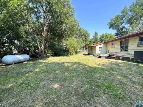 Exterior - 321 E 8th St, Miller, SD 57362 photo 4 of 13
