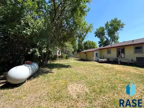 Exterior - 321 E 8th St, Miller, SD 57362 photo 8 of 16