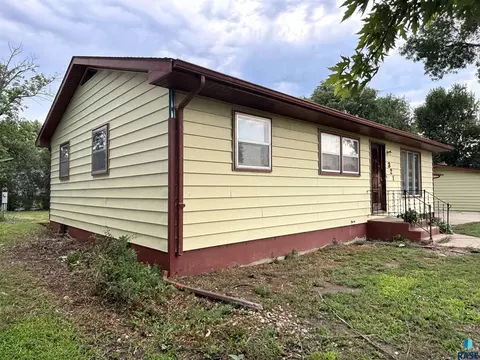 Exterior - 321 E 8th St, Miller, SD 57362 photo 10 of 13