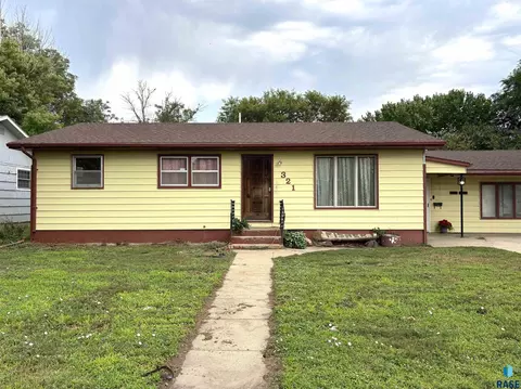 Exterior - 321 E 8th St, Miller, SD 57362 photo 1 of 13
